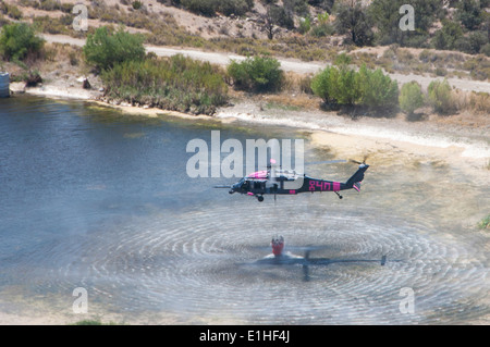 Due HH-60G Pave Hawk elicotteri da la 129Ala di salvataggio, Califorina Air National Guard, al di fuori del campo di Moffett e uno UH-60 Foto Stock