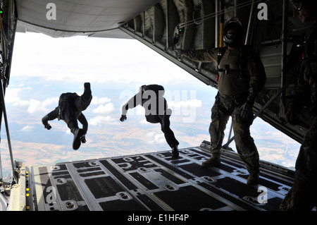 Ad alta altitudine, bassa apertura paracadutisti, con l'esercito spagnolo di saltare da un C-130J Super Hercules aeromobili, 14 agosto 2012, n Foto Stock