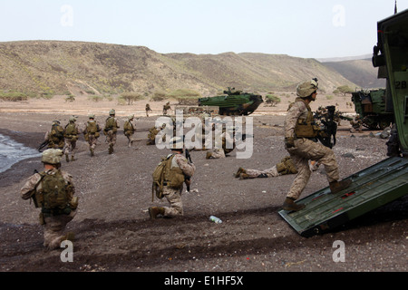 Stati Uniti Marines con Alfa Company, battaglione atterraggio squadra 1° Battaglione, 2° Reggimento Marini, 24 Marine Expeditionary Unit (MEU Foto Stock