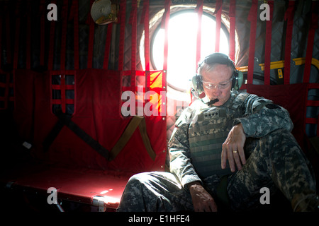 Esercito gen. Martin E. Dempsey, presidente del Comune di capi di Stato Maggiore, a bordo di un CH-47 viaggiando da Bagram a Kabul, Afghanistan, Foto Stock