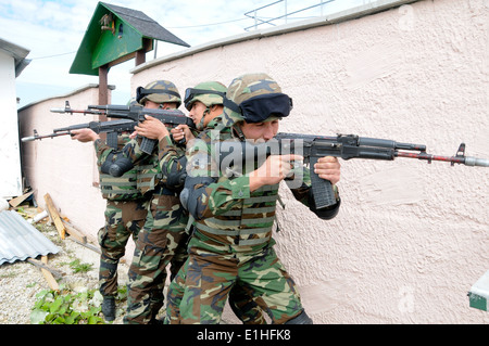 Azerbaigian soldati dell esercito con l'Azerbaigian Forze Armate fornire protezione durante un consulente militare team (MAT) e polizia advi Foto Stock