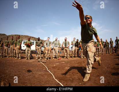 Stati Uniti Marine Corps Lance Cpl. Andrew verde, un rifleman con Battaglione Team di atterraggio, 1° Battaglione, 2° Reggimento Marini, 24 Mar Foto Stock