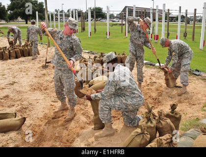 Stati Uniti I soldati assegnati alla costruzione navale Training Center Gulfport, Miss., riempire sacchi di sabbia al centro il Agosto 27, 2012, in pre Foto Stock