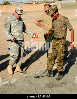 Stati Uniti Army Sgt. 1. Classe Giacobbe Nelson, un plotone sergente con il Kansas Guardia nazionale, valuta un soldato armeno con th Foto Stock