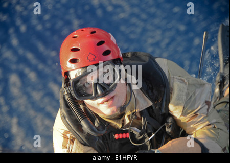 Stati Uniti Air Force Lt. Col. Glen Frazier, il Comandante del trentunesimo Stormo di salvataggio (RQS), è issata in un HH-60 Pave H Foto Stock