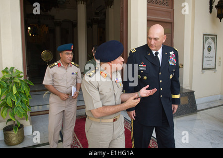 Esercito egiziano capo del personale Lt. Gen. Sedkhy Sobhy, primo piano a sinistra, colloqui con il capo del personale dell'U.S. Esercito gen. Raymond T. Foto Stock