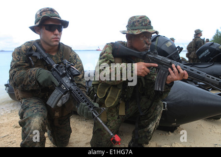 Stati Uniti Marine Corps Sgt. Joshua Garcia, sinistra, un leader di squadra con la seconda squadra, 2° plotone, Fox Company, Battaglione Team di atterraggio Foto Stock
