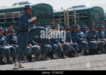 Una polizia nazionale afgana stati marche a ricevere un certificato durante una cerimonia di laurea presso il Centro di Formazione Regionale- Foto Stock