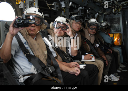 Funzionari giapponesi giro in U.S. Marine Corps MV-22B Osprey velivolo collegata al mezzo marino Tiltrotor Squadron (VMM) 265 A Foto Stock