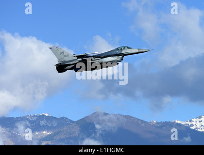 Un U.S. Air Force F-16 Fighting Falcon aeromobile assegnati alla 510th Fighter Squadron decolla presso la base aerea di Aviano, Italia, Apri Foto Stock