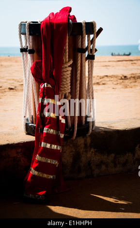 Il Chenda è cilindrico e strumento a percussione ampiamente utilizzato nello stato del Kerala e Tulu Nadu, India Foto Stock