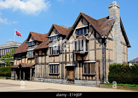 Vista frontale del luogo di nascita di Shakespeare lungo Henley Street, Stratford-Upon-Avon, Inghilterra, Regno Unito, Europa occidentale. Foto Stock