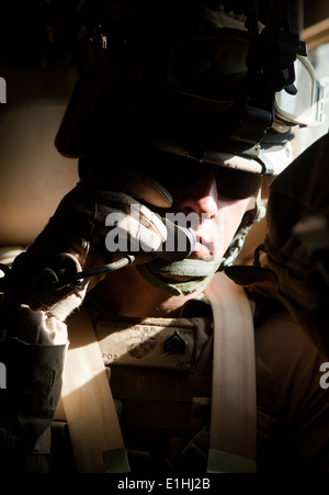 Stati Uniti Marine Corps Sgt. Gary Wilson, un campo operatore radio con il trasporto del motore Company, 2° Battaglione, 7 regime di Marino Foto Stock