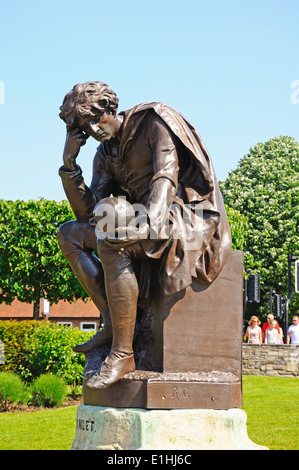 Statua di frazione a Shakespeare memorial dal Signore Ronald Gower in bronzo, Bancroft giardini, Stratford-Upon-Avon, Regno Unito. Foto Stock