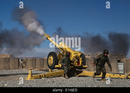 Esercito Nazionale Afghano soldati sparano un D30 122 mm obice durante una dimostrazione in provincia di Logar, Afghanistan, Dicembre 4, 2012. Un Foto Stock