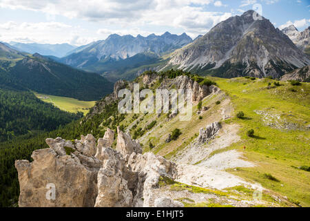 Escursionisti a il Jalet, punto panoramico sul Passo del Fuorn, Parco Nazionale Svizzero, Graubünden, Svizzera Foto Stock