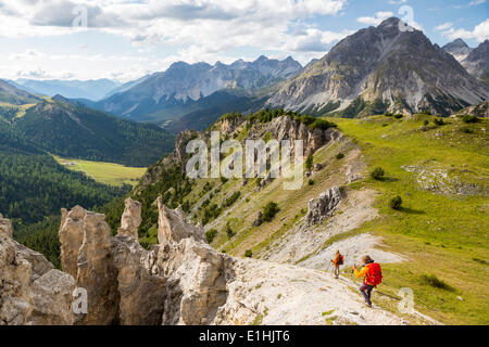 Escursionisti a il Jalet, punto panoramico sul Passo del Fuorn, Parco Nazionale Svizzero, Graubünden, Svizzera Foto Stock