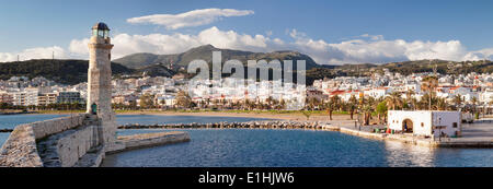 Faro nel porto veneziano con vedute di Rethimno, Creta, Grecia Foto Stock