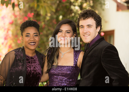 Nero/donna irlandese, greco/Lao donna e bianco/uomo cileno in posa all'aperto in abbigliamento formale Foto Stock