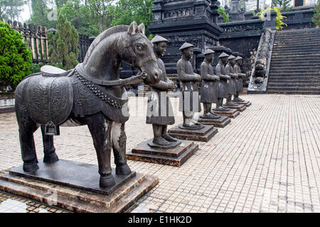 Statua equestre e statue di soldati di mandarino, tomba di Khai Dinh, tonalità, Thua Thien Huê Provincia, Vietnam Foto Stock