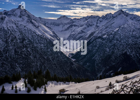 Coperto di neve e picchi di montagna, Bach, Lechtal valley, Außerfern, Reutte, Tirolo, Austria Foto Stock