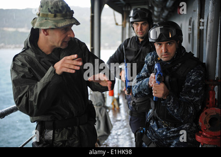 Stati Uniti Navy Lt. La Cmdr. Jose Gomez, destra e marina ellenica Chief Petty Officer Avgcropoulos Hermes, centro informazioni imbarco proced Foto Stock