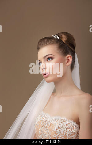 Elegante donna elegante con velo cercando Foto Stock