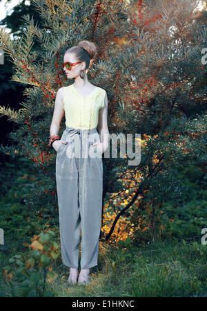 Glamour. Trendy ed elegante modello di moda in eleganti pantaloni all'aperto Foto Stock