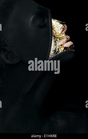 Concetto creativo. Surreale donna fantasia verniciato nero con chiusura lampo sul suo volto stravaganti Foto Stock