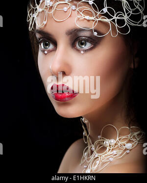 Decorazione. Ritratto di donna gorgeous con perle e perline Foto Stock