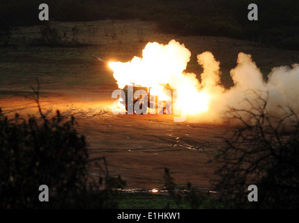 Stati Uniti Marines con 1° Battaglione, xi reggimento Marine, fuoco a M142 High Mobility Artillery Rocket System (HIMARS), un carrello moun Foto Stock