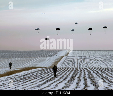 I paracadutisti a piedi dal Alzey drop zone dopo il salto da un U.S. Air Force C-130 Hercules aeromobile durante gli Stati Uniti 5 esercito Foto Stock