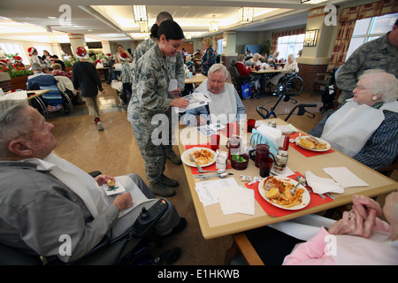 Un Vineland Veterans Memorial Home residente è dato una carta da Senior Airman Aimee Figueroa, 108th ala, che era tra gli avieri fr Foto Stock