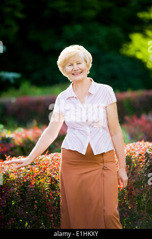 Serenità. Grazioso Buona Cerchi Senior donna in abiti casual Foto Stock