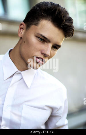 Carisma. Eleganza. Moderna Moda giovane uomo bello Foto Stock