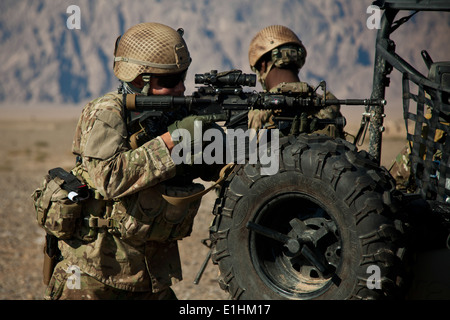 Una coalizione di Stati di forza mantiene la sicurezza durante una pattuglia di presenza nella provincia di Farah, Afghanistan, Dic 13, 2012. Afghan Nati Foto Stock