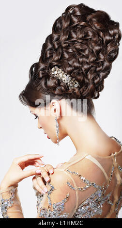 Il lusso. Modello di moda con Updo alla moda - treccia intrecciato. Vogue Style Foto Stock