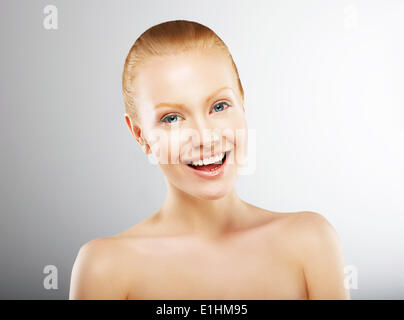 Spensierato giovane donna divertendosi e sorridente. Piacere Foto Stock