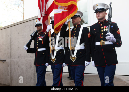 Marines con il primo Marine Logistics Group presente i colori durante il Richard Nixon Centennial celebrazione di compleanno al Pat Foto Stock