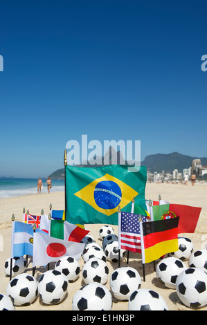 International soccer team bandiere con palloni da calcio sulla spiaggia di Rio de Janeiro in Brasile Foto Stock