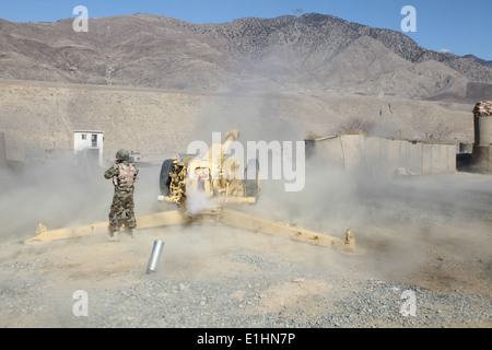 Un esercito nazionale afghano soldato spara un D30 122 mm obice durante un esercizio a combattere avamposto Najil, Laghman provincia, Afgha Foto Stock