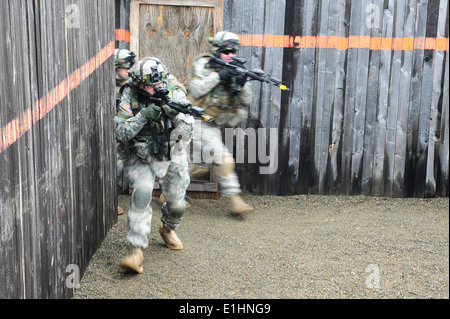 Stati Uniti I soldati dell esercito, assegnato al Bravo Company, 1° Battaglione, 4° Reggimento di Fanteria, la pratica eliminazione di un edificio al Grafen Foto Stock