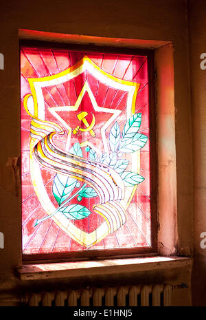 Stella Rossa, falce e martello, alloro e sciabole (spade). Composizione araldico Foto Stock