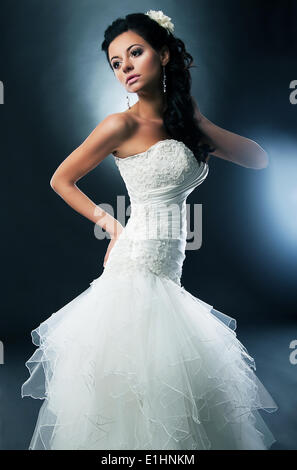 Bruna sposa su uno sfondo nero serie di foto. Studio shot Foto Stock