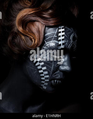 Triste donna con nero faccia dipinta nella maschera di Carnevale Foto Stock