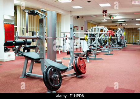 La pressa da banco e attrezzature varie in una palestra moderna Foto Stock