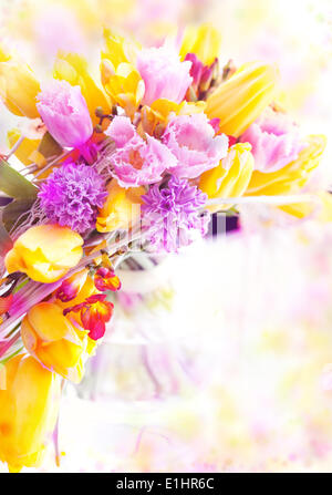 Vacanza. Bellissimi fiori di primavera - tulipani gialli come sfondo di festa Foto Stock