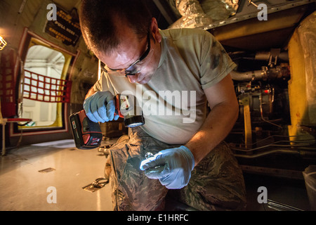 Jet motore meccanico Tech. Sgt. Ewan G. Seeman, 108th ala, New Jersey Air National Guard, cambiamenti fuori di una pompa ad eiettore su un KC-1 Foto Stock