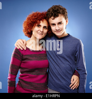 Studio shot di una felice la madre e il figlio che abbraccia ogni altro Foto Stock