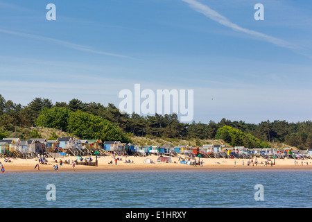 Pozzetti-next-il-Mare, Regno Unito - 1 Giugno 2014 : Persone di trascorrere una giornata di sole in spiaggia pozzi ing Norfolk Foto Stock